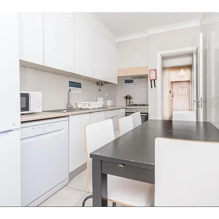 Houze Spacious 4 Bedroom Flat Near Zoo * Lissabon